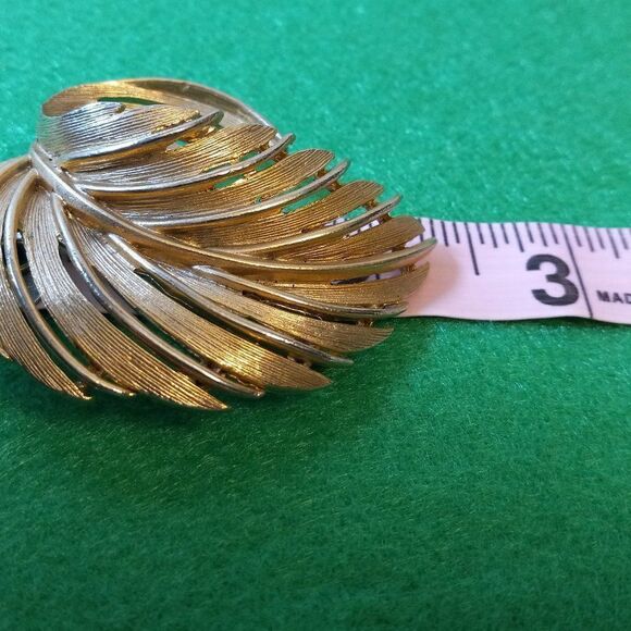 Lisner Gold tone Leaf Brooch - Picture 5 of 6
